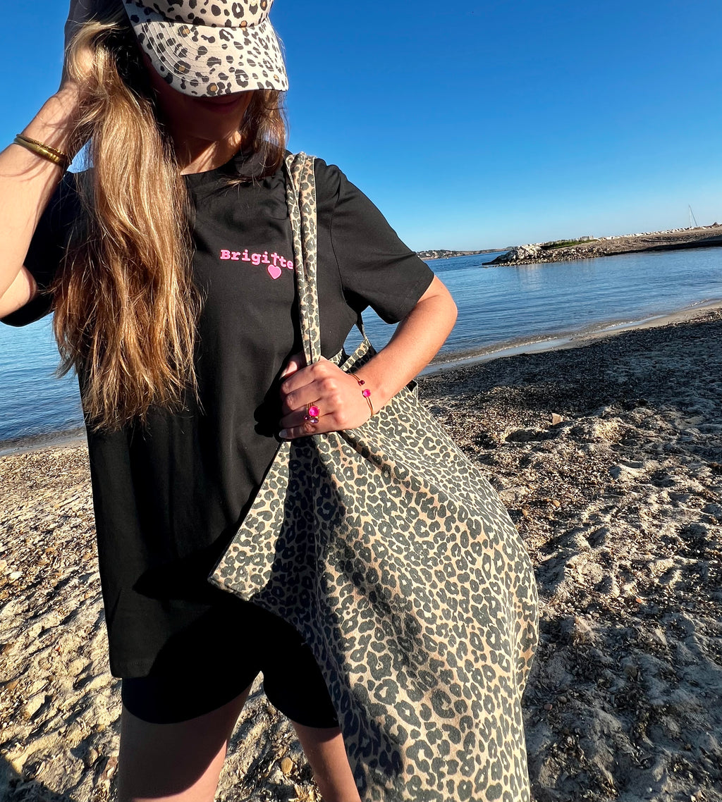 Détail imprimé avant artistique t-shirt Salvador – design bohème chic unisexe