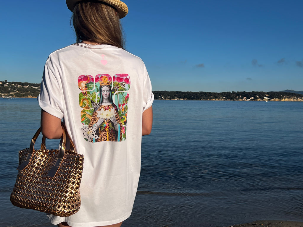 Détail imprimé artistique t-shirt Divina – bohème chic unisexe